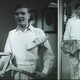Teniszütő fakeretben a kézben, teniszcipő legényesen a vállra dobva, bokacsattogtatás. Puskás Tibor az Egy asszony visszanéz c. filmben.